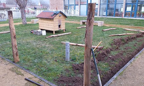 Installation d'une mini ferme dans une école